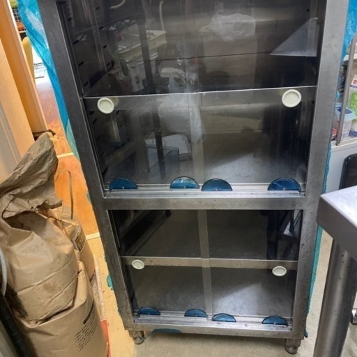 飲食店厨房　食器棚