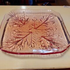 ピンクのガラス スクエアプレート ガラス皿 角皿 リーフ柄 葉っ...