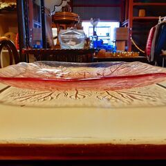 ピンクのガラス スクエアプレート ガラス皿 角皿 リーフ柄 葉っぱ柄 ボタニカル　/TJ-0240 南の画像