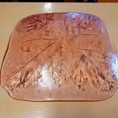 ピンクのガラス スクエアプレート ガラス皿 角皿 リーフ柄 葉っぱ柄 ボタニカル　/TJ-0240 南の画像