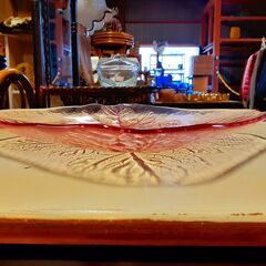 ピンクのガラス スクエアプレート ガラス皿 角皿 リーフ柄 葉っぱ柄 ボタニカル　/TJ-0240 南の画像