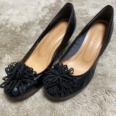 黒パンプス ポンポン付き