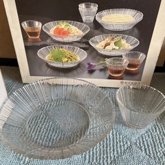 【新品未使用】綺麗な大皿3枚、小さい器1つ