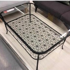 ガラス花柄テーブルの画像