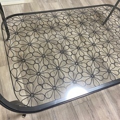 ガラス花柄テーブルの画像