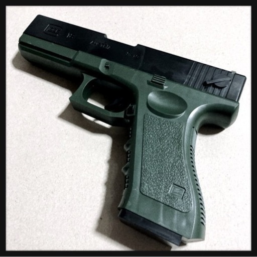 ご購入者様決定꒰未使用꒱レプリカピストル 緑黒 玩具 置き物 鉄砲