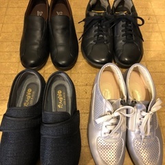 婦人靴 23cm。左下は介護用品売り場で買った新品です。
