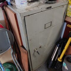 古びたスチールロッカー　あげます　無料　 現状渡し