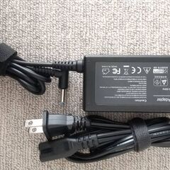 HPのノートパソコン用ACアダプターの画像