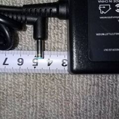HPのノートパソコン用ACアダプターの画像
