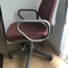 オカムラのデスクチェアの画像