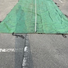 中古のトラックの荷台シート