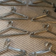 【無料】衣類ハンガー80本（バラ可）の画像