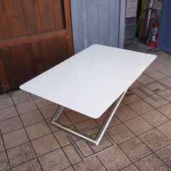 イタリアcalligaris（カリガリス）社のMagic‐J(マジックジェイ)伸縮式リフティングテーブル。人気のグロッシーホワイトカラーは洗練されたさわやかな印象♪幅と高さが調整可能で機能的なデザインCC210の画像