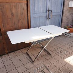 イタリアcalligaris（カリガリス）社のMagic‐J(マジックジェイ)伸縮式リフティングテーブル。人気のグロッシーホワイトカラーは洗練されたさわやかな印象♪幅と高さが調整可能で機能的なデザインCC210の画像