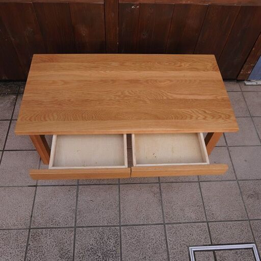 無印良品(MUJI)の人気のオーク材 ローテーブルです！引出し付なのでちょっとした収納にも便利なリビングテーブル。ナチュラルな質感は1