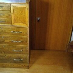 50年以上前のタンスです。欲しい方は連絡をお願いします。