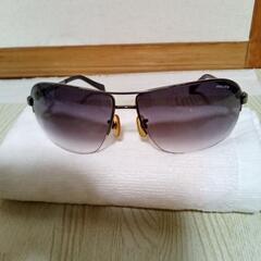 2美品♦️超超激安♦️POLICEサングラス♦️大人のお洒落な♦️高級ブランド♦️おすすめ♦️使用頻度少ない♦️除菌清掃済み♦️これからのシーズンにどうぞ♦️お値打ちにお譲り致します♦️他のフリマアプリにも載せて折りますのでお早めにどうぞの画像