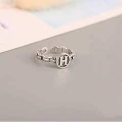 Hロゴリング　シルバーカラー　ユニセックス　メンズ　レディース　高級感の画像