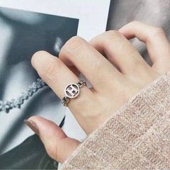 Hロゴリング　シルバーカラー　ユニセックス　メンズ　レディース　高級感の画像