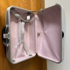 （新品同様・値下げ）子供用キティキャリーバック鍵付きの画像