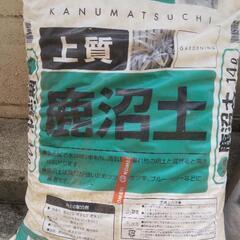鹿沼土(未開封)、赤玉土(開封済み)、培養土(開封済み)の画像