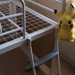 白のパイプのロフトベッドです。