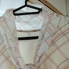 夏に着れるトップスの画像