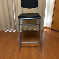 椅子と小さなテーブルの画像