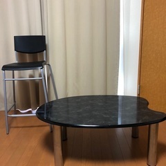 椅子と小さなテーブルの画像
