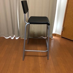 椅子と小さなテーブルの画像