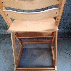 木製ベビーチェアの画像