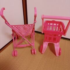 おもちゃのベビーカーと買い物カートの画像