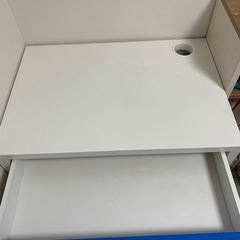 IKEAの机　ちょっとした作業や勉強に。