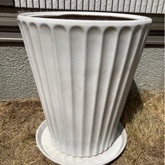 陶器の植木鉢(高さ約47㎝)