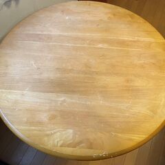 90Cmの丸テーブル差し上げます。（傷・破損補修などあります。）