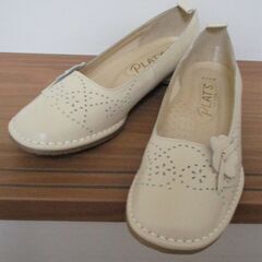 【未使用品】お花のアクセントが可愛いライトベージュローヒールタウ...