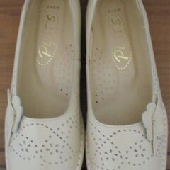 【未使用品】お花のアクセントが可愛いライトベージュローヒールタウンパンプス♪幅広サイズ4Eの画像