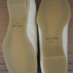 【未使用品】お花のアクセントが可愛いライトベージュローヒールタウンパンプス♪幅広サイズ4Eの画像