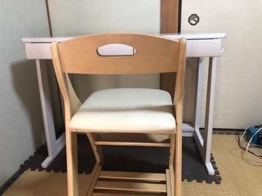 勉強机と椅子のセット　色はアイボリー