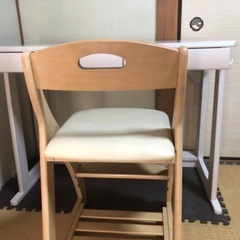 勉強机と椅子のセット　色はアイボリー