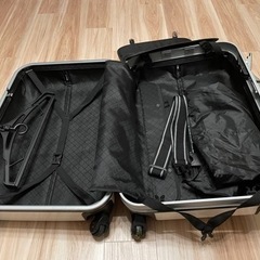 スーツケース ホワイト M～Lサイズ グリフィンランド pc7000 72*49*33 補修ありの画像