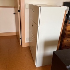 【取引済】スチールキャビネット　4段式の画像