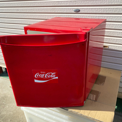 コカコーラ仕様の1ドア冷蔵庫の画像