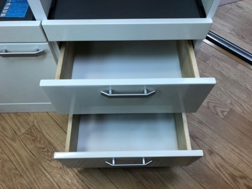 【リサイクルサービス八光　田上店　配達・設置OK】ホワイト　1口コンセント付食器棚