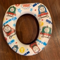 男児トイレトレーニング用朝顔型便器とトーマス便座の画像