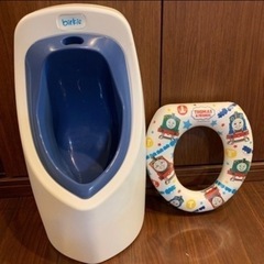 男児トイレトレーニング用朝顔型便器とトーマス便座の画像