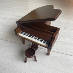 グランドピアノの木製オルゴール 曲「ムーンリバー」ミニチュア
