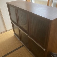 本棚　扉の取り外しも可能です。
