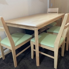 テーブルとイス4脚の画像